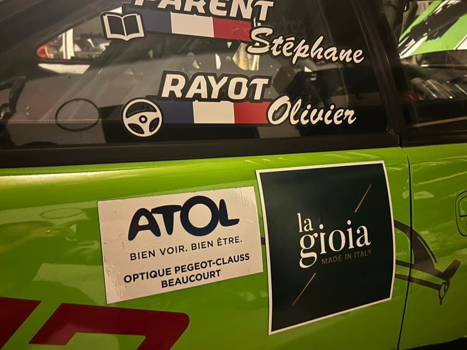 Détail sponsors sur voiture